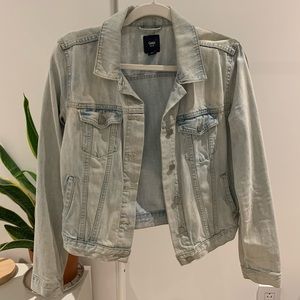 GAP light wash Women’s denim / jean jacket